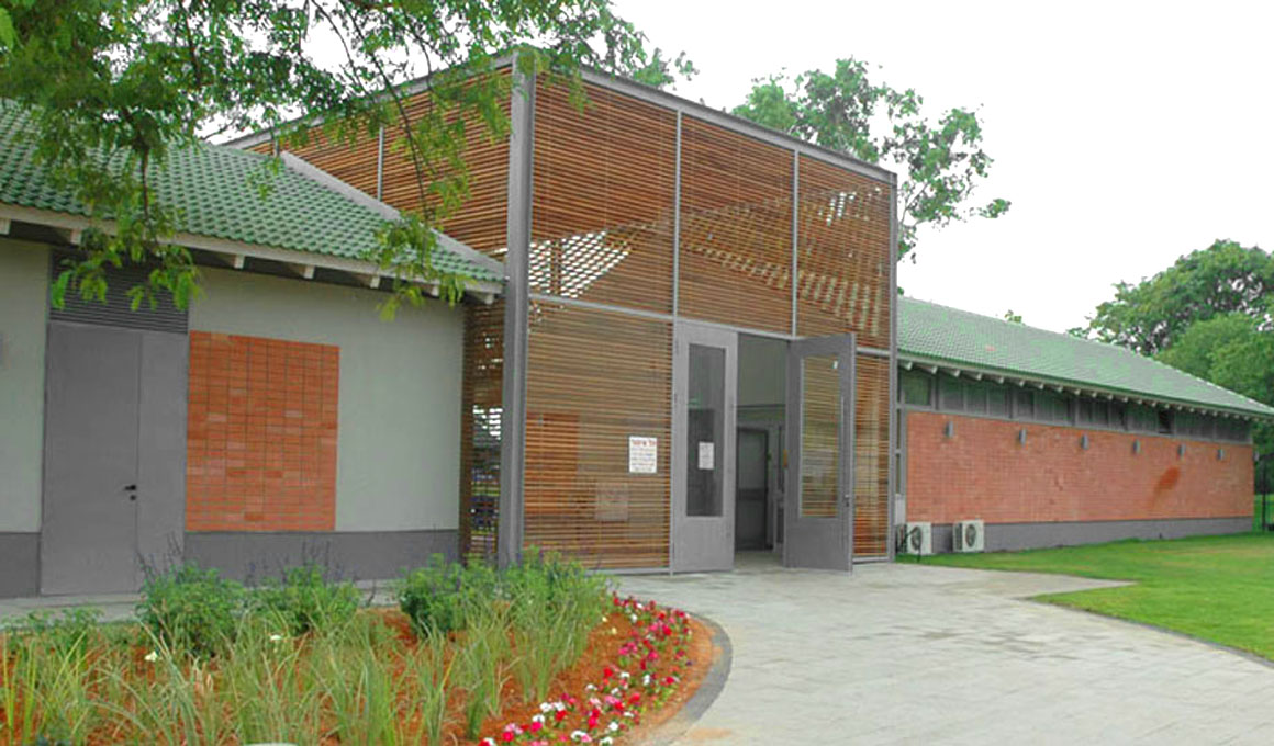 כניסה מבחוץ