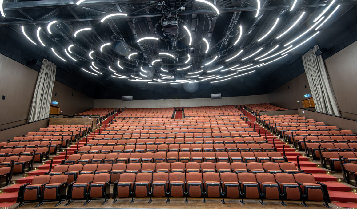 האודיטוריום מכיוון הבמה
