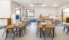 שולחנות כיסאות