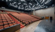 צילום צד של האודיטוריום